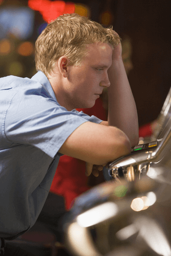 Spielsucht Mann am Slotautomaten