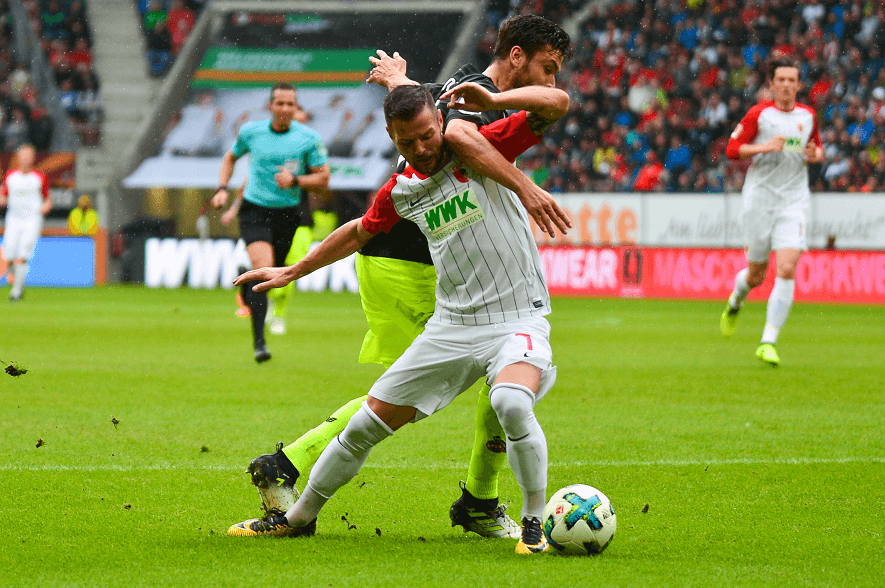 Jonas Hector im Zweikampf