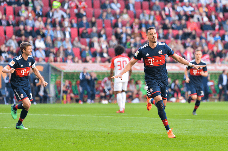 Der FC Bayern marschiert weiter durch die Fußball Bundesliga. Am 32. Spieltag setzten sich die Münchner in der heimischen Allianz Arena mit 4:1 gegen Eintracht Frankfurt durch. Wenige Tage vor dem wichtigen CL-Rückspiel gegen Real Madrid hat Bayern-Trainer Jupp Heynckes zahlreiche Stars geschont und vielen Nachwuchsspielern eine Chance gegeben. Mit Dorsch, Evina und Shabani feierten insgesamt drei Spieler gestern ihr Bundesliga-Debüt für den deutschen Rekordmeister. Für den zukünftigen Bayern-Trainer Niko Kovac und seine Eintracht war in München nichts zu holen.