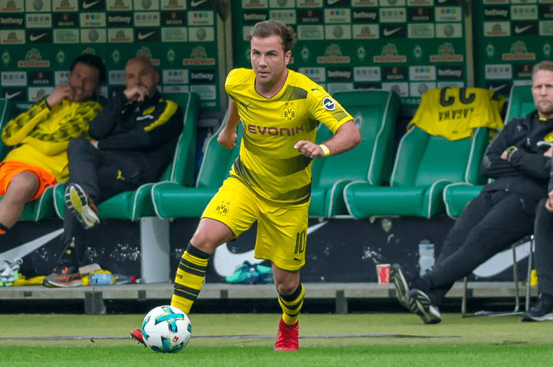 Mit dem Messi Satz zu Götze räumt der Bundestrainer Löw einen möglichen Fehler ein und sagt, er habe in dem Augenblick nicht an die Folgen gedacht, die dieser Satz auslösen würde. Das war für die Karriere für Mario Götze nicht wirklich förderlich. Wie kam es dazu Bei der Weltmeisterschaft 2014 hatte Götze den entscheidenden Treffer gegen Argentinien im Finale erzielt. Löw hatte den talentierten Spieler zuvor mit den Worten: „Zeig der Welt, dass du besser bist als Messi“ eingewechselt. Und Bekanntlicherweise zählt Lionel Messi zu den besten Fußballspieler der Welt. Publik wurde der Satz, als der Bundestrainer Jogi Löw später in einem Interview zu diesem Szenario befragt wurde. Es wäre ein spontaner Einfall gewesen, so Löw später, und ob das im Nachhinein ein guter Einfall war, konnte der Bundestrainer auch nicht mehr sagen, da Götze an diesem Satz gemessen wurde und so der Druck für den Spieler stieg. Hat ein Fußballspieler bereits in so jungen Jahren so ein Schlüsselerlebnis, kann die Belastung sehr groß werden und Mario Götze wäre nicht der erste Spieler, der an aufgrund dieser Belastung scheitert. Mario Götze, gehört zu den Fußballern, die stetig öffentlich kritisch beäugt werden. Ob Meldungen aus seinem Privatleben oder aus dem fußballerischen Bereich, Mario Götze muss sich stetig mit den Medien auseinandersetzen. Man ist gut beraten, über sein Privatleben möglichst wenig preiszugeben, da aufgrund seiner Fußballkarriere bereits genug in den Medien zu lesen ist. Götze überzeugte selten in der Bundesliga Der jetzt 25-jährige Fußballer, die seine Karriere bei Borussia Dortmund begann und seit 2013 Spieler des FC Bayern ist, musste anfangs sehr kämpfen und konnte nicht den großen Stellenwert erreichen, den er sich selbst gewünscht hatte. Vielleicht war auch das der Grund dafür, das er 2016 zurück zum BVB wechselte. Allerdings setzte ihn eine unangenehme Stoffwechselstörung monatelang außer Gefecht, sodass er die Rückrunde 2016 komplett verpasste. Da Götze in der Bundesliga selten überzeugte, wurde er vom Bundestrainer Löw nicht für die WM im Sommer in Russland nominiert. Jogi sagte hierzu, dass Mario nicht der begnadete Fußballer war, den man sich wünschte und er nicht die gewünschte Leistung erbrachte. Daher entschied der Bundestrainer sich gegen Mario Götze und sagte, es wäre für ihn vielleicht besser, dass nächste Mal wieder dabei zu sein, wenn er zu seiner alten Form zurückgefunden hätte. So bleibt Mario Götze nichts weiter übrig, als sich mental neu zu sammeln und Kraft für die nächste EM oder WM zu sammeln. Erst wenn er zu seiner alten Form zurückfindet, wird Löw ihn auch wieder nominieren. Ob dieser Druck für den Profifußballer zu groß ist, wird sich Rausstellen. Denn auf einen Profi, der die Nerven behält, wenn es darauf ankommt, wie in bei WM 2014 kann jeder Bundestrainer brauchen. Und ein Formtief darf jeder Profi einmal haben, wichtig ist es, in den entscheidenden Momenten die nötige Professionalität an den Tag zu legen und sein Fußballtalent zu zeigen. Bleibt zu Hoffen, das Mario Götze beim BVB wieder zu seiner alten Form zurückfindet.