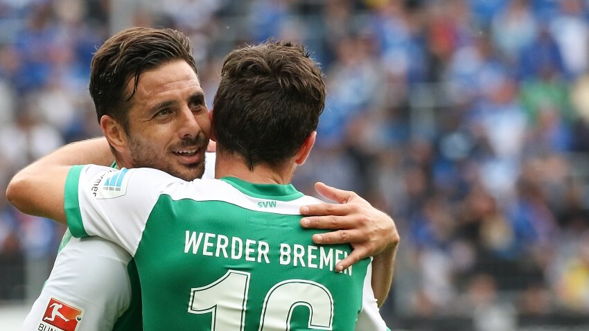 Pizarro entscheidet Spiel in Dortmund